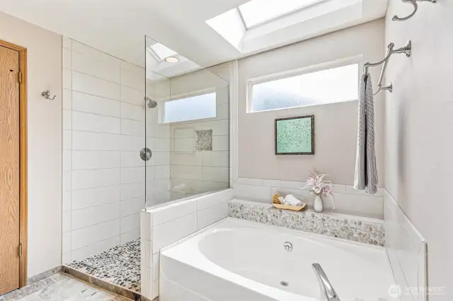 Aaaaaahh...  what a clean & gorgeous spot for a soak or hot shower!