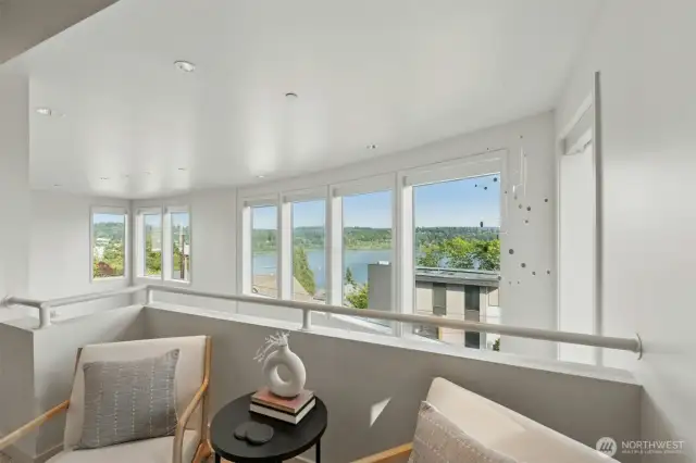 Additional seating area/nook with lake views