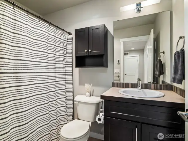 Upstairs Full Bathroom