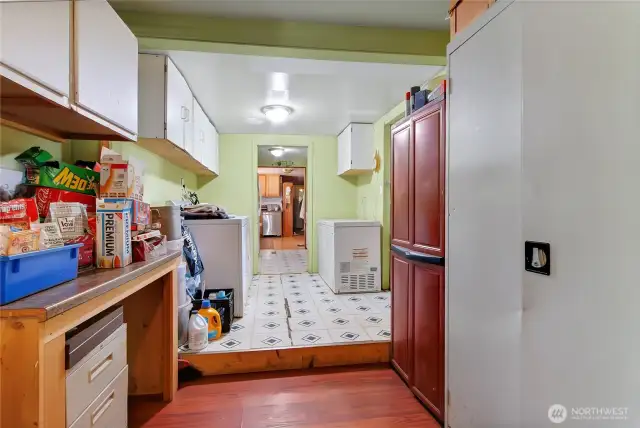 The pictures starting here are of the 1800 sqft adu next door. entering from the front door