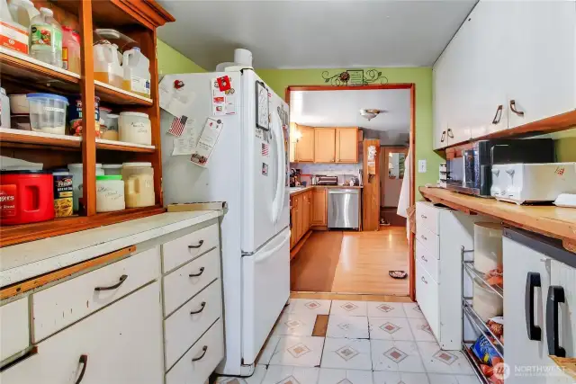 Nice sized kitchen and pantry areas