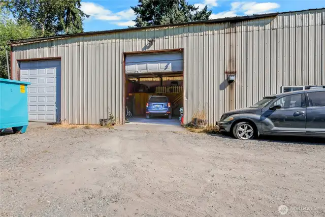 Backside of 2800sqft building. So much room for parking