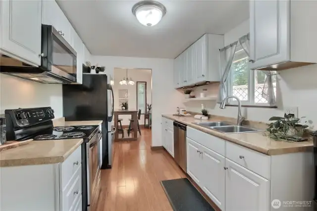 Kitchen - all appliances stay!