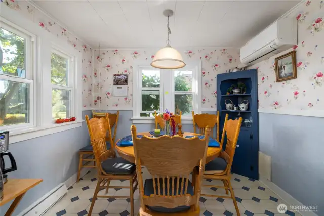Breakfast/dining nook.