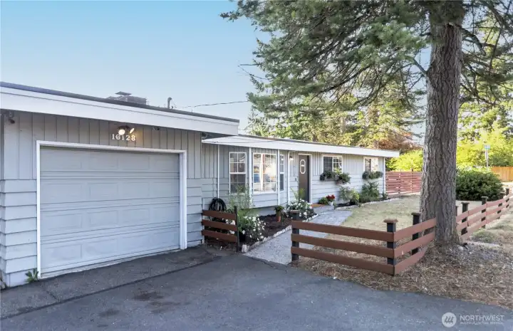 Great Edmonds Rambler sited on fenced corner lot.