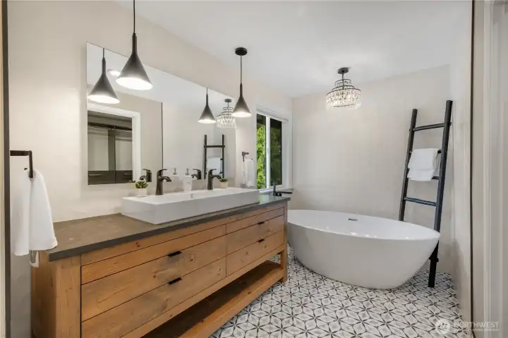 Main bathroom and tub