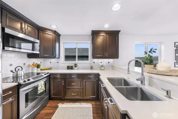 Open kitchen with breakfast bar.