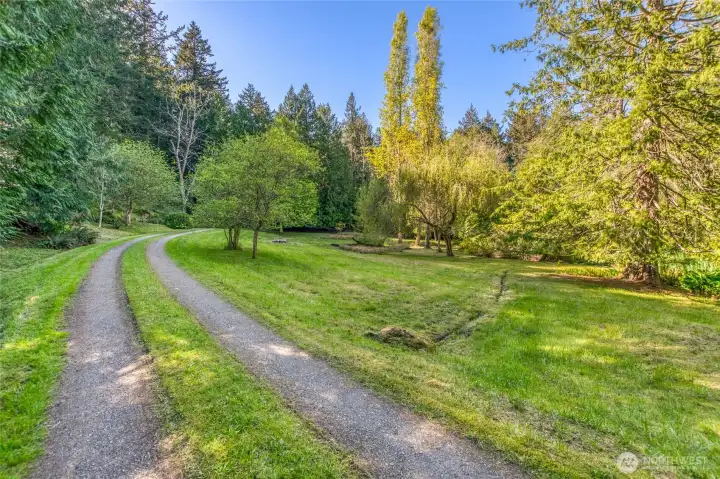 This estate is gated with a tranquil drive welcoming into a park setting. Leave the world at the gate and join nature in this serene setting.