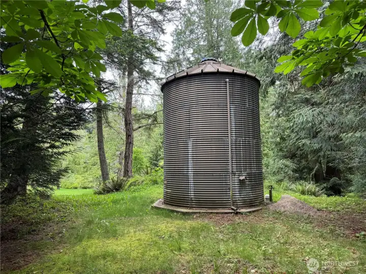 1100 Gallon water storage tank