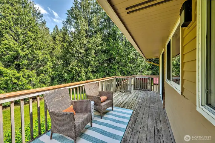 Entertainment size deck just off Kitchen/Dining.