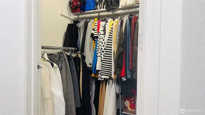 M - Walking Closet