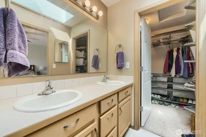 Primary Bath w/ Walk-iin Closet