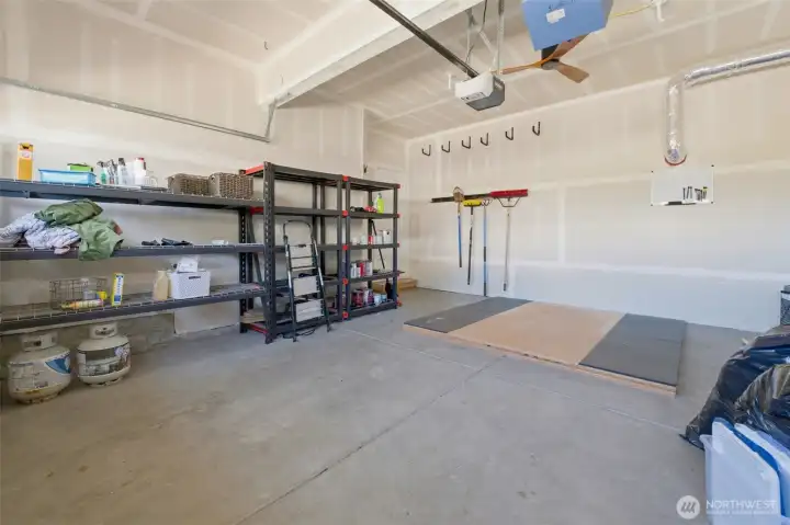 Garage with storage and lifting platform, tv in garage