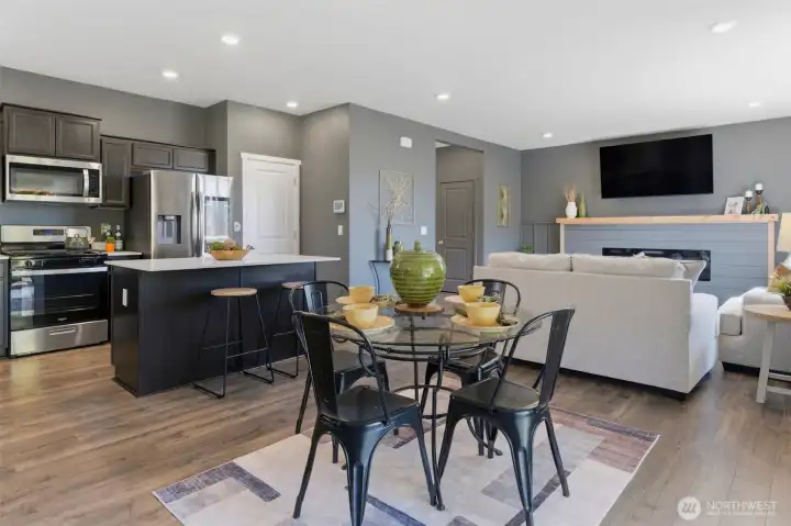 dining area off kitchen and living