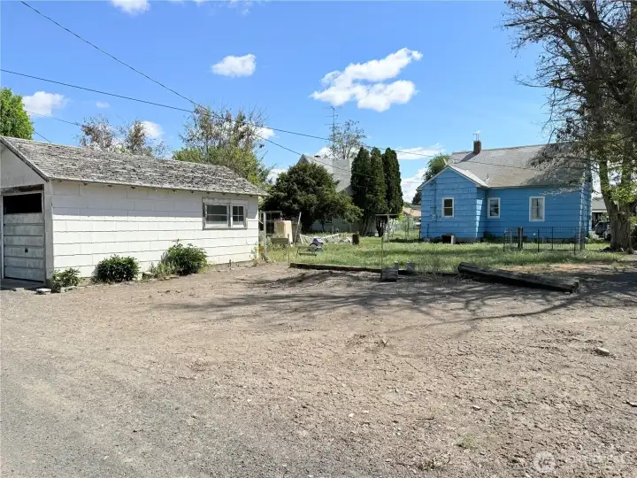 Parking/yard Parking/yard
