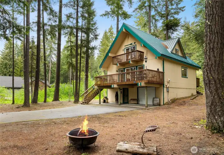 Escape to your mountain retreat at the popular Driftwood Acres community located at Lake Cle Elum.