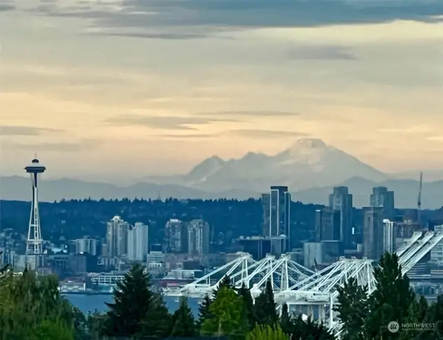 Knock Out Views of Downtown, Space Needle and Mt Baker