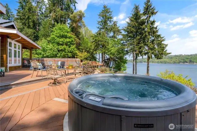 *Soak in the hot tub with views of Mt Rainier and perfect star gazing accessed easily from primary bedroom