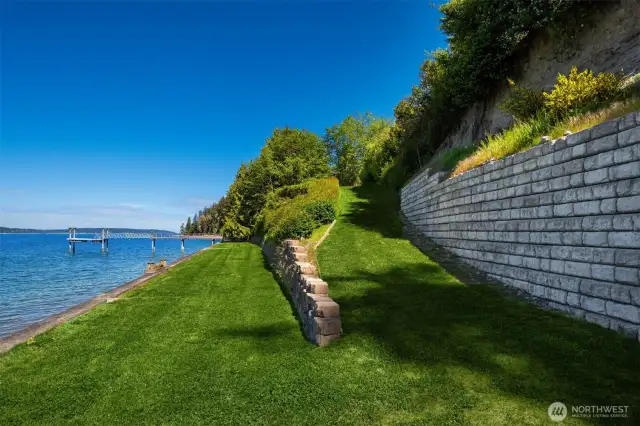 When the tide is up, enjoy the serene  waterside views and activities. When the tide  is low, the expansive beach transforms into a  walkable area, perfect for beachcombing  and exploring the shoreline. This unique  feature offers both tranquil waterfront access  and the opportunity to discover the beauty of  the beach, making this property a rare find in  luxury real estate.