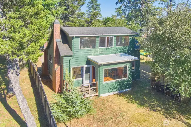 Classic beach cottage, peace and privacy, so close to all Seaview has to offer.
