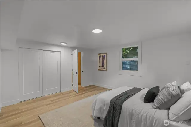 Bedroom with Full bath