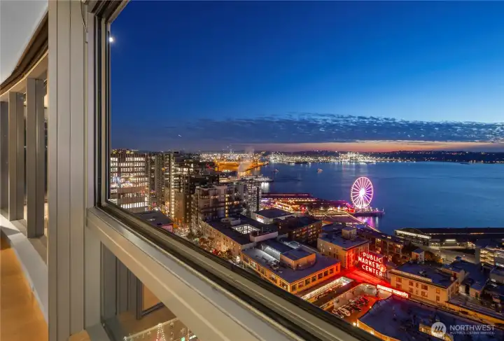 Dusk is a magical time with Pike’s Place Market and the Seattle Great Wheel Glowing beautifully with the sun setting in the distance