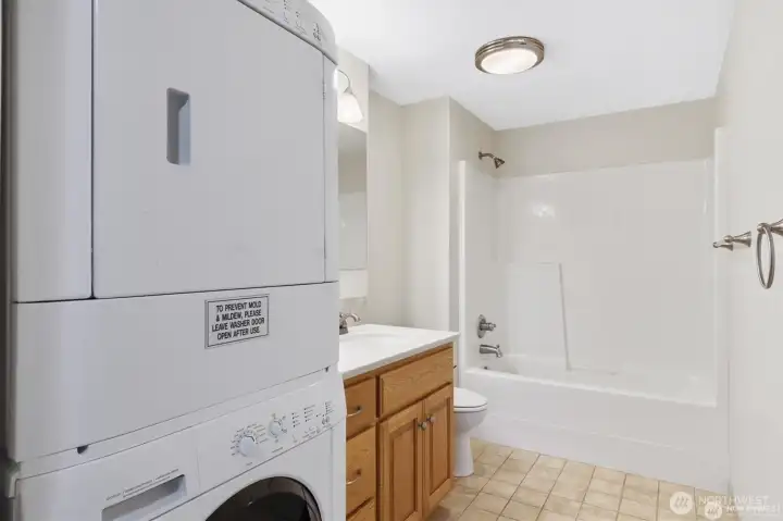 Main bath with washer and dryer