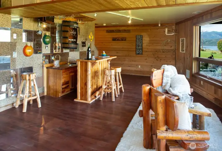 Wet bar area