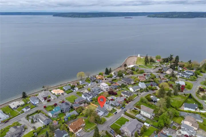 Very close to the Browns Point Lighthouse and beach access