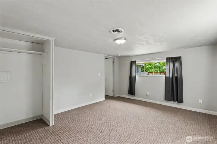Second guest bedroom.