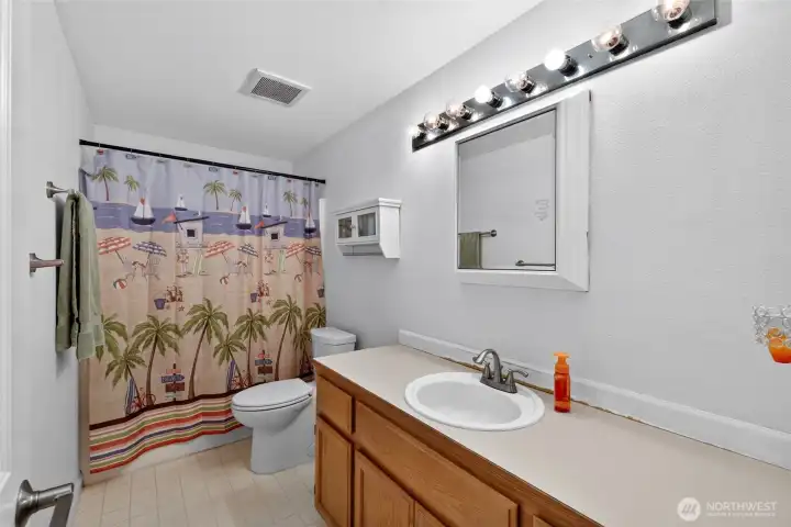Upstairs full bathroom.