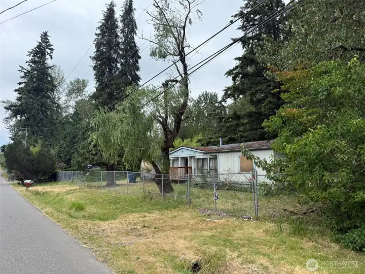 3bd, 2ba manufactured home on property