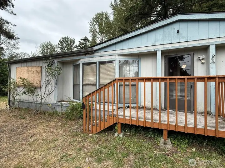 3bd, 2ba manufactured home on property