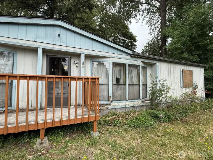 3bd, 2ba manufactured home on property
