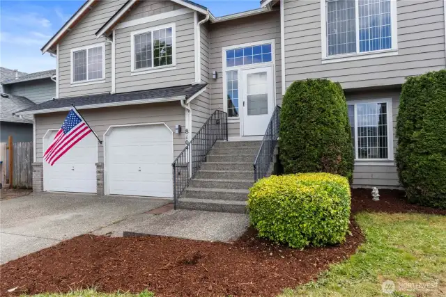 Front of house with an inviting entry
