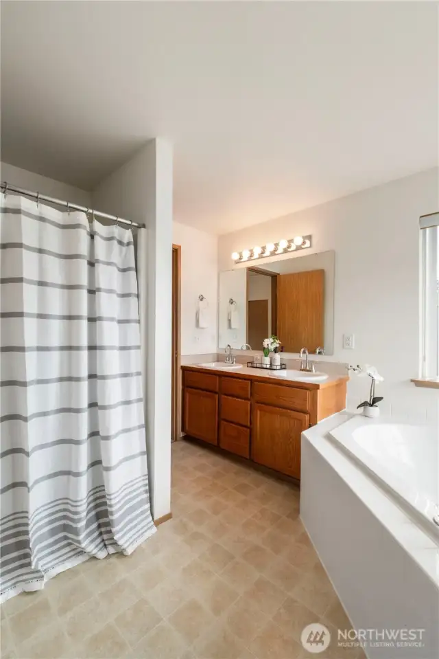Primary ensuite with a seperate shower.
