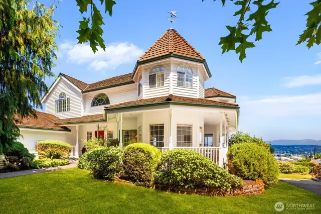Fall in love with this stunning Victorian inspired home and view of the Valley and Mt. Rainier!