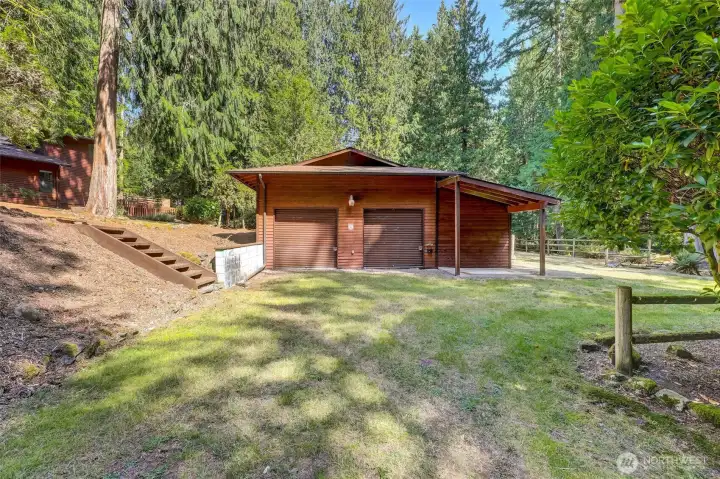 Approx 584 sq.ft. 2-stall barn w/attached garage stall & tack room and outdoor washrack.