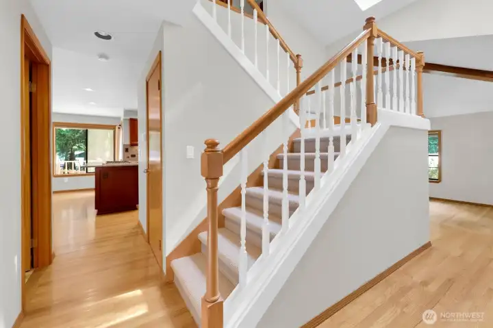 Open 2-story foyer with vaulted ceiling.