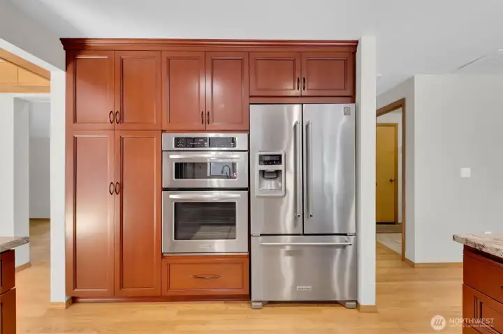 Built-in Oven and Microwave. Refrigerator w/french doors, water dispensor, bottom. freezer