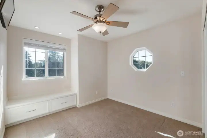 Bonus Room w/closet