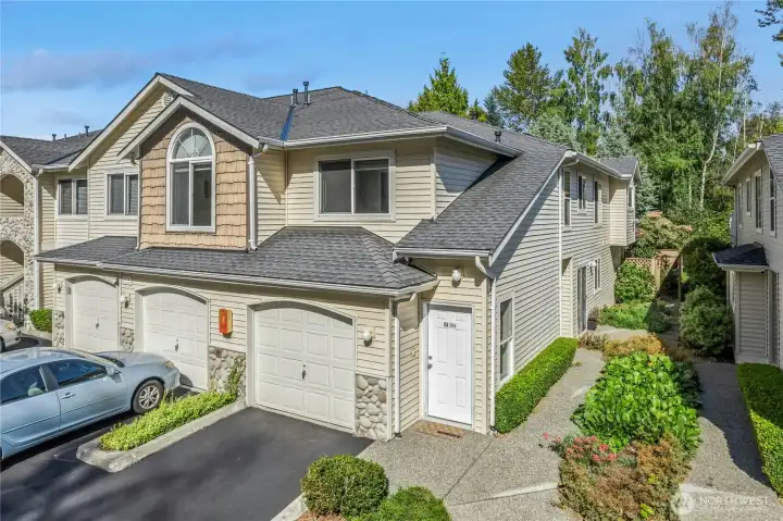 3BR, End unit townhome in convenient location in South Everett