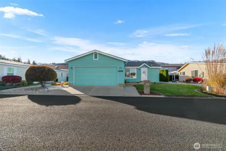 Fresh pexterior paint and a new roof 2024!  All ready for you!