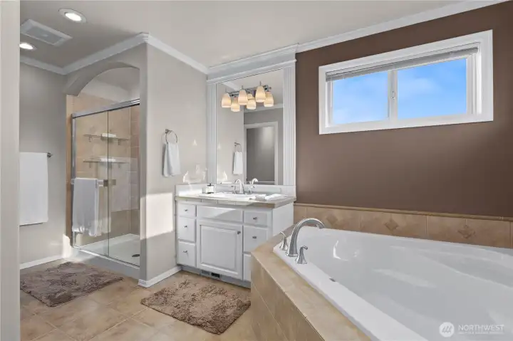 Primary en-suite bath