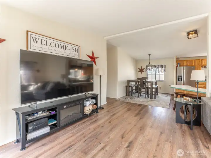 Great Floor Plan with Peninsula Bar