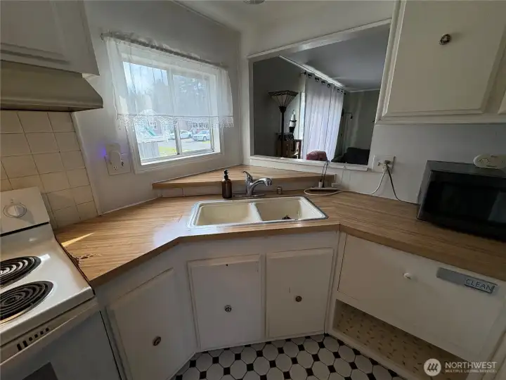 Kitchen with drawer style dishwasher