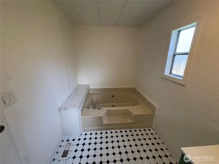 Soaking bathtub in en-suite