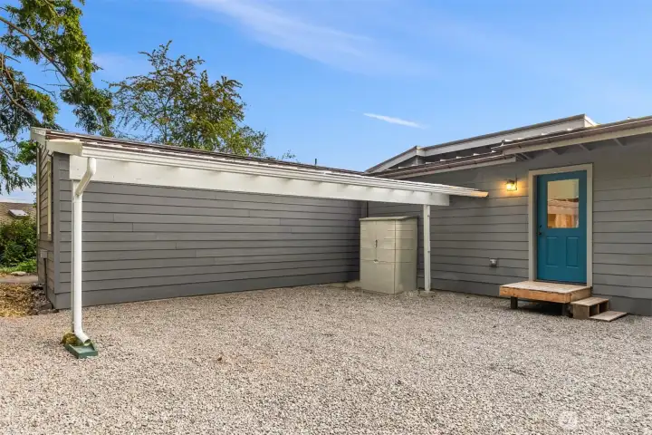 Good parking space and dry storage at the back of the house. The door at the back enters into the utility room. Good parking space and dry storage at the back of the house. The door at the back enters into the utility room.