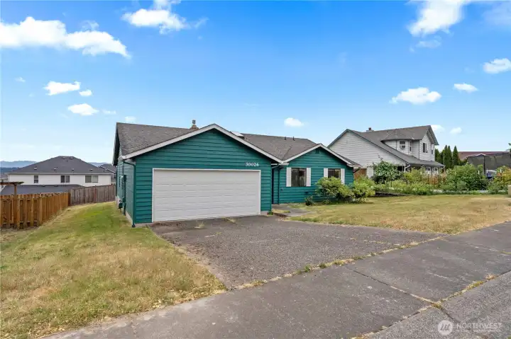 Scenic-view neighborhood of West Hill; enjoy Cascade views from back. Local entertainment! Emerald Downs Racetrack, Muckleshoot Casino Resort, outlet mall, and 20 acre Les Gove Park.