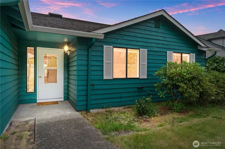 Great location for commuters! Flexible access to SR-167, I-5.